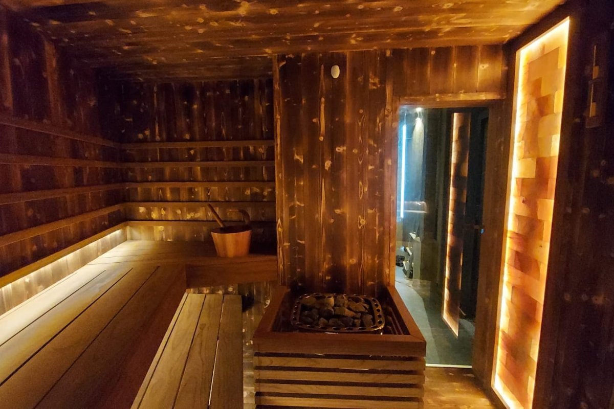 Domáca fínska sauna, obklad s opáleným drevom